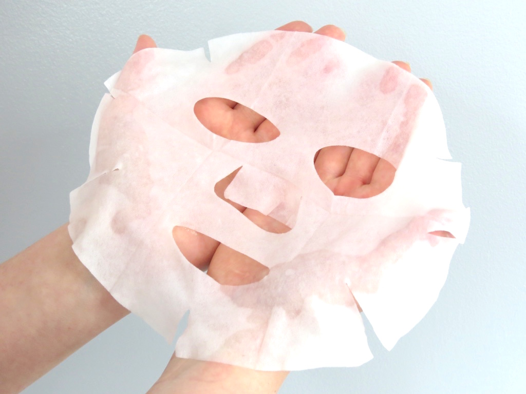 Как применять тканевую маску. Тканевые маски для лица для нанесения маски. Ткань которую используют для тканевых масок. Darling face Mask.